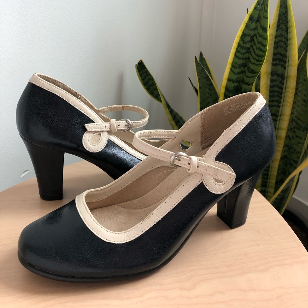 Brand new Vintage style Aerosoles heels